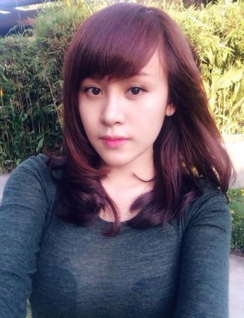 Bà Tưng trang điểm nhẹ nhàng và khoe Link Vào SHBET88 Mới Nhất mới.