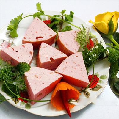 Kiểu trang trí cơ bản: cắt khoanh giò thành 6 hoặc 8 phần bằng nhau rồi bày cùng với rau thơm, cà rốt tỉa hoa.