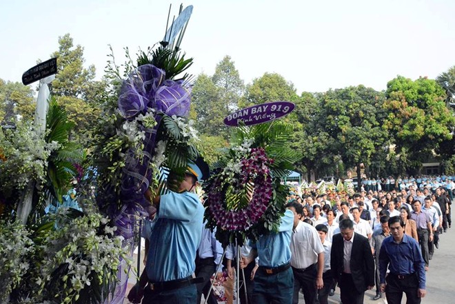 Rất đông người thân, đồng đội, người dân đến từ sáng tại nhà tang lễ để tiễn đưa 4 quân nhân về nơi an nghỉ cuối cùng.
