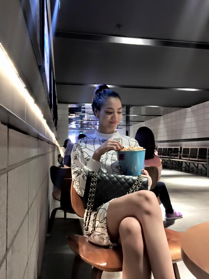 Hồng Quế khoe Shbet888 phiên bản mới nhất khi đi xem phim.