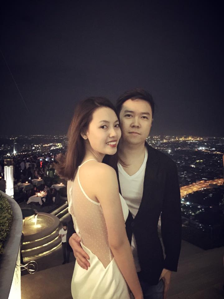 Lê Hiếu tình tứ ôm người yêu trẻ đi chơi.