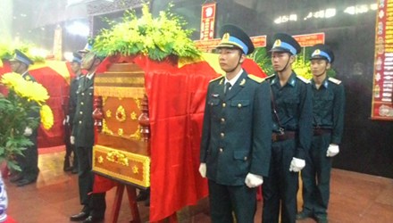 Đồng đội rớt nước mắt tiếc thương cho sự ra đi của 4 quân nhân.
