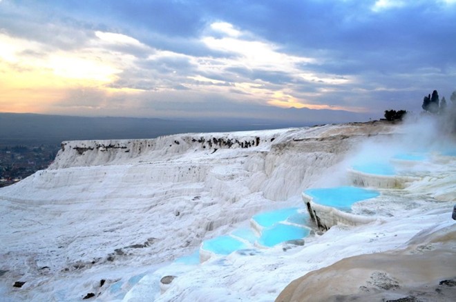 Pamukkale, Thổ Nhĩ Kỳ: Pamukkale (có nghĩa là Lâu đài bông) nổi tiếng với những suối nước nóng chứa nhiều muối khoáng cacbonat được tích tụ tạo thành những 'ruộng bậc thang' đá vôi vô cùng ấn tượng.