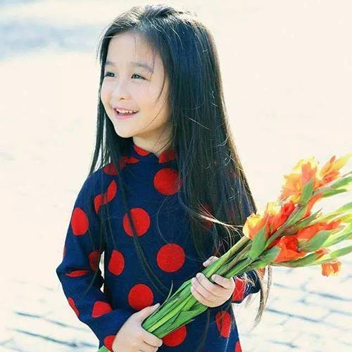 Cô bé rất tự tin và dạn dĩ trước ống kính.