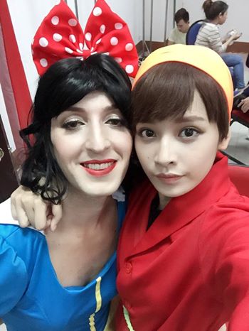 Chi Pu và bạn nhảy trong hậu trường liveshow 'Bước nhảy hoàn vũ'.