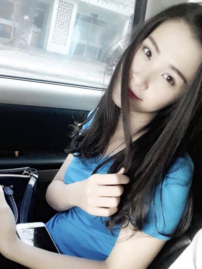 Đông Nhi giản dị trên đường đi diễn.