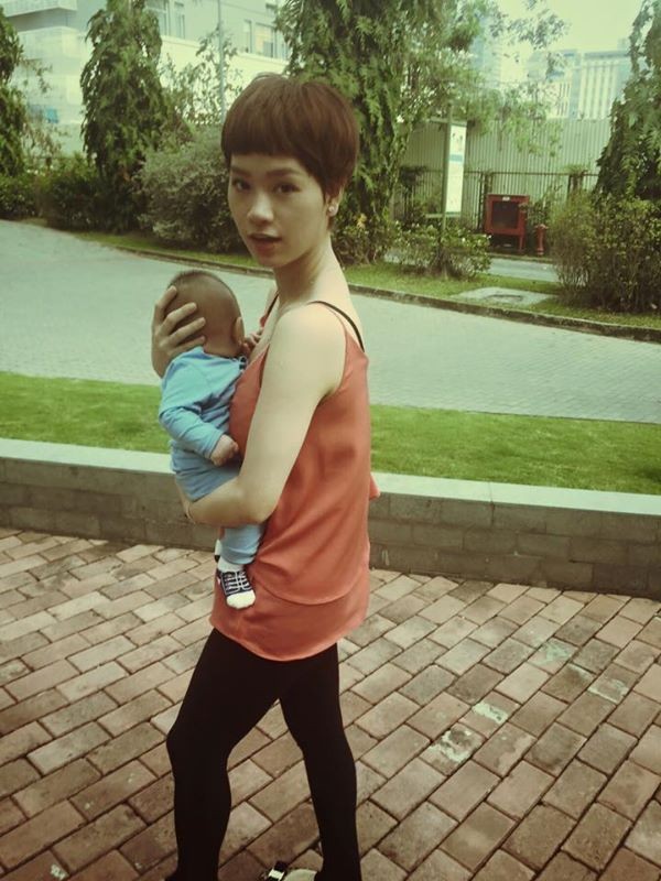 Trà My lần đầu bế con đi chơi, cô chú thích hình ảnh 2 mẹ con: 'Mẹ con mình tung tăng'.
