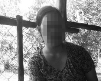 Mẹ và con gái tuổi teen cùng ôm bụng bầu của cha dượng