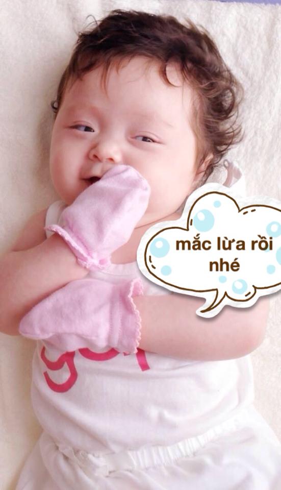 Biểu cảm của bé đáng yêu làm sao.