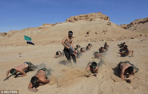 Giới chức Iraq cho biết, hàng trăm thanh niên người Shiite đã tình nguyện nhập ngũ để chiến đấu chống lại Nhà nước Hồi giáo tự xưng (IS) sau lời kêu gọi của Ali al-Sistani, một giáo sĩ uy tín người Shiite.