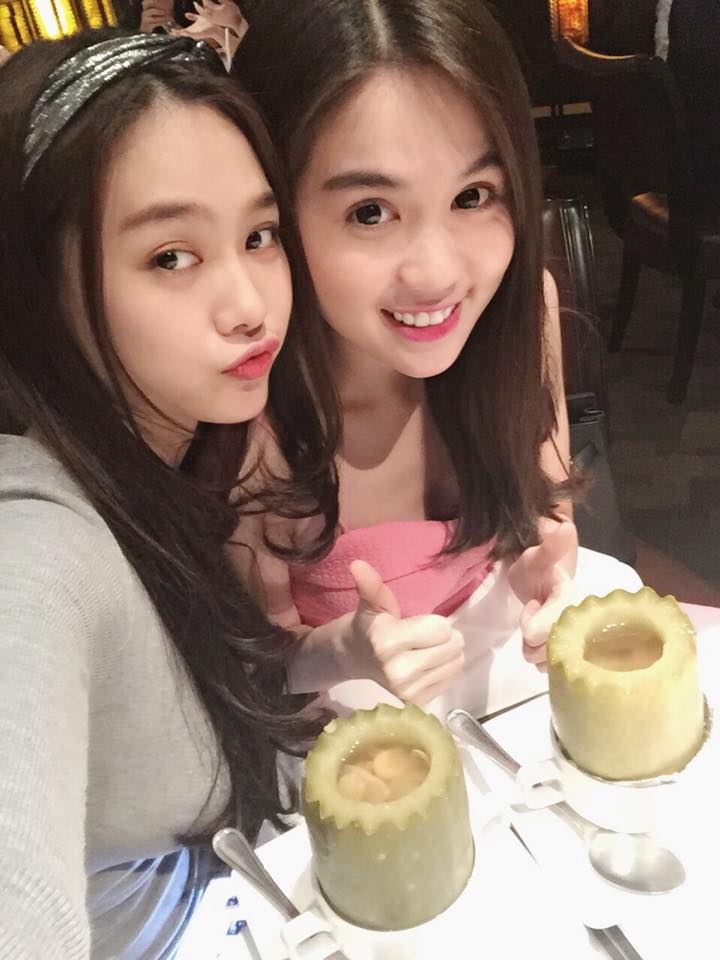 Linh Chi và Ngọc Trinh đi ăn hàng cùng nhau.