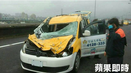 Các nguồn tin cho biết phi cơ va chạm với một cây cầu trước khi đâm xuống nước. Cú va quệt khiến ít nhất một phương tiện đang lưu thông trên đường bộ bị hư hại.