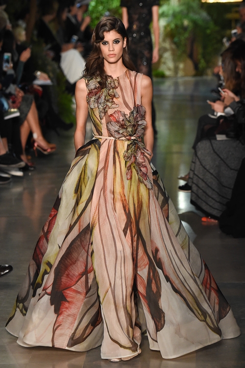 Elie Saab điểm tô cho bộ sưu tập bằng một vài mẫu thiết kế họa tiết nổi bật, nhưng tất cả vẫn đầy hoài niệm.