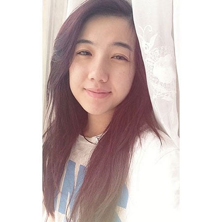 Mie Nguyễn hồn nhiên pose ảnh mặt mộc khiến nhiều người giật mình.