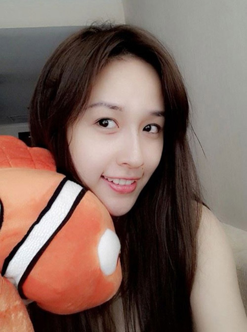 Mai Phương Thúy dù không son phấn vẫn có gương mặt với các đường nét cuốn hút như mũi cao, khuôn môi nũng nịu.