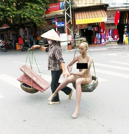 'Siêu mẫu ma-nơ-canh' trên gánh hàng.
