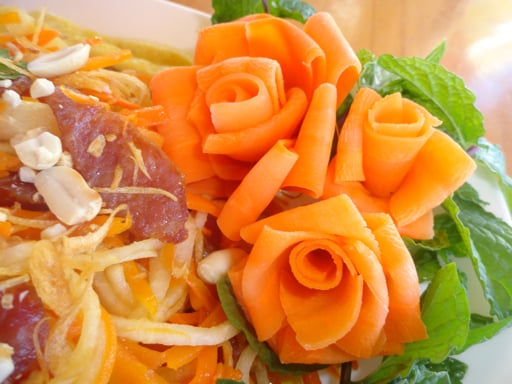 Không hề cầu kỳ hay tốn thời gian, bạn có thể dễ dàng cắt tỉa những bông hoa từ cà rốt xinh xắn như thế này.