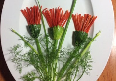 Chỉ cần một ít thời gian, bạn có có thể biến qỏa ớt thành bông hoa như thế này.