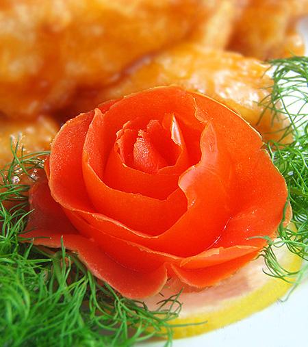 Chỉ cần một vài quả cà chua, cùng sự tỉ mỉ khéo léo bạn có thể làm cho Shbet0099 cá cược trực tuyến thêm phần hấp dẫn với những bông hoa xinh xắn.