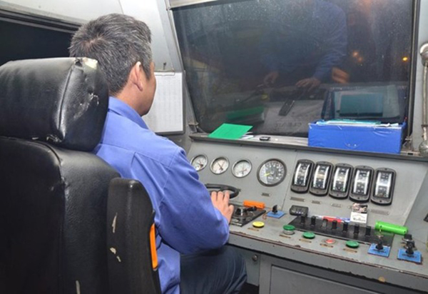 Hiện tại, tàu chuyên chạy tuyến Hà Nội - Sài Gòn và ngược lại. Xuất phát từ Hà Nội lúc 22h tối vào đến ga Sài Gòn lúc 5h30 sáng. Dù được nâng cấp, nhưng giá vé SE3 không thay đổi so với tàu thường.