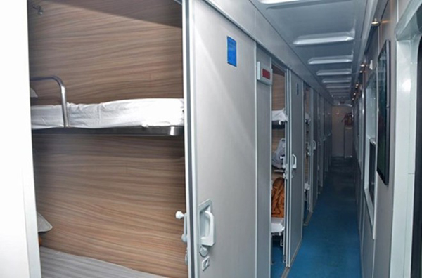 Khoang giường nằm cao cấp được thiết kế hiện đại với 4 giường, hệ thống điều hòa, đèn,...