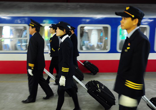 Hiện tại tàu có 13 toa, trong đó có khoang 4 giường nằm mềm cao cấp, khoang ghế ngồi,…