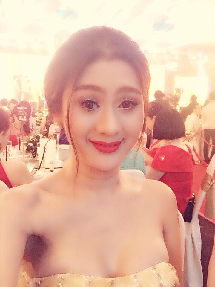 Khanh Chi Lâm gợi cảm khoe ngực nóng bỏng.