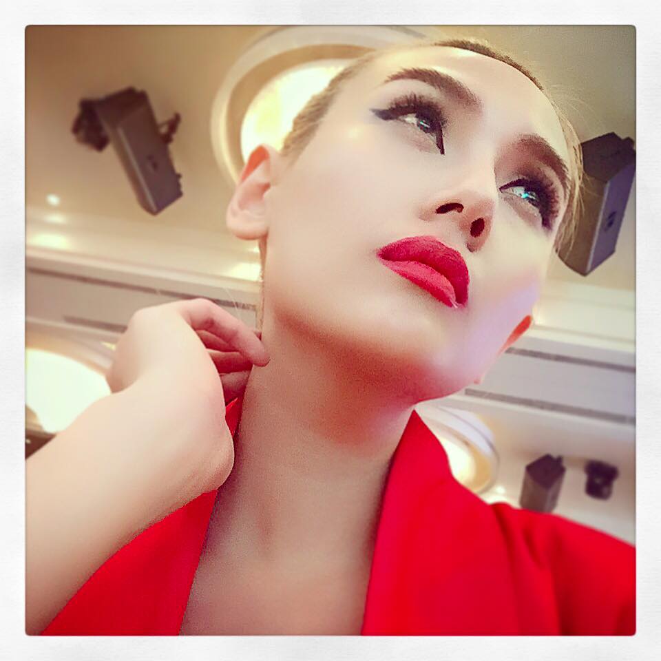 Siêu mẫu Hoàng Yến gợi cảm đi dự tiệc.