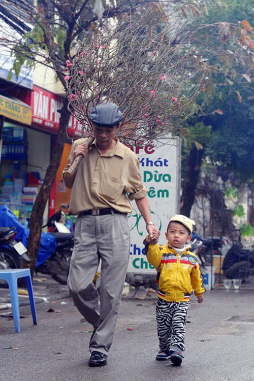 Em nhỏ dạo chơi chợ hoa cùng người thân.