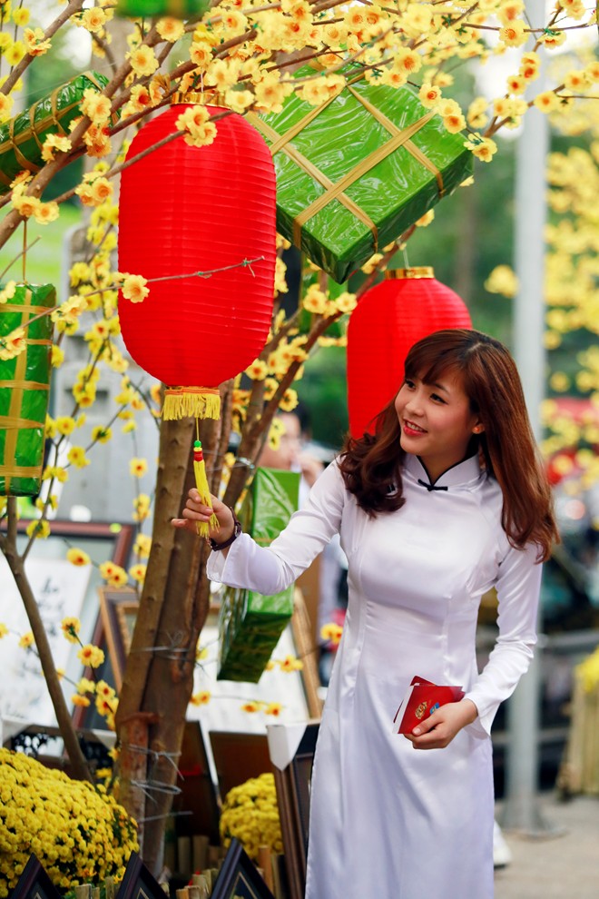 Bên cạnh những du khách đến xin chữ, nhiều bạn trẻ đến đây để thưởng ngoãn phố hoa và chụp hình.