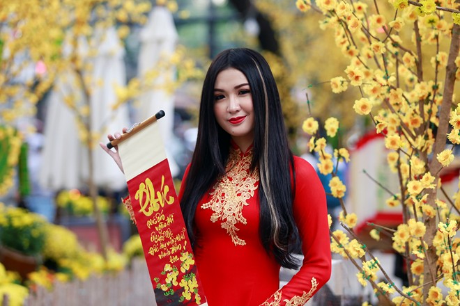 Và chụp hình bên thư pháp vừa được ông đồ cho chữ.