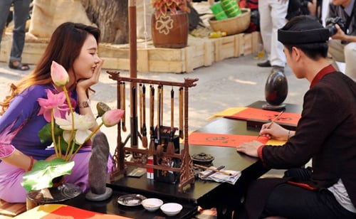 Ngồi cho chữ, một ông đồ cho biết: “Tết đến xuân sang, hình ảnh cụ đồ ngồi cho chữ trên giấy đỏ làm nhiều người hoài niệm về những Tết xưa, đã gắn bó trong ký ức của họ”.