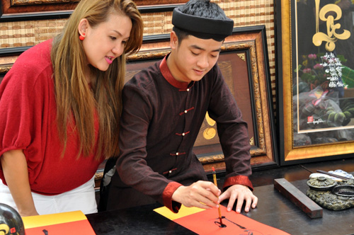 Tại “phố ông đồ”, có nhiều ông đồ còn rất trẻ, tuổi chỉ ngoài 20. Nhưng cách cho chữ của các “tiểu ông đồ” này rất chuyên nghiệp.