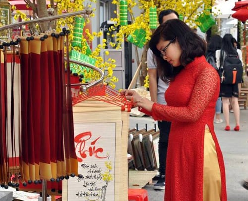 Trong ngày cuối tuần, tại phố ông đồ rất nhộn nhịp.