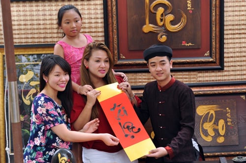 Ghi lại những khoảnh khắc đẹp bên phố ông đồ giữa Sài Gòn.