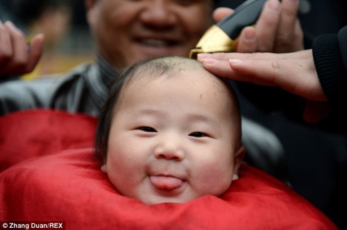Cô bé còn tạo dáng để chụp hình trong khi cắt tóc.