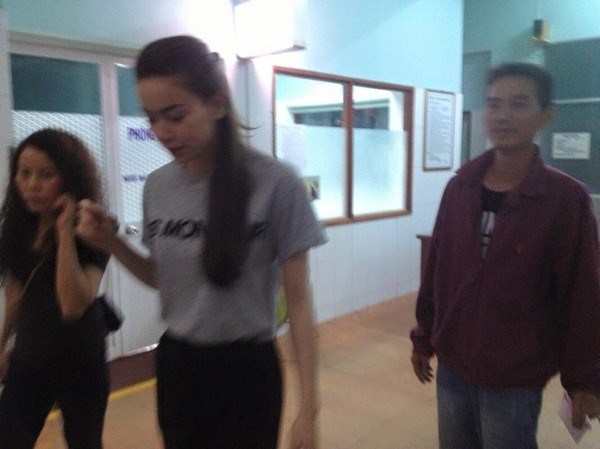 Khuôn mặt buồn bã và lặng lẽ của cô khiến cho người khác không khỏi chạnh lòng.