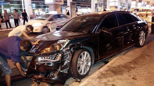 Theo thông tin ban đầu, thời điểm trên, xe Audi A8 do Nguyễn Duy Tân (25 tuổi, ngụ huyện Nhà Bè, TP HCM) điều khiển chuẩn bị đón nữ ca sĩ Hồ Ngọc Hà tại ga quốc tế thì bất ngờ lao nhanh đến phía trước tông thẳng vào 2 xe khác cùng 11 người có mặt tại khu vực.