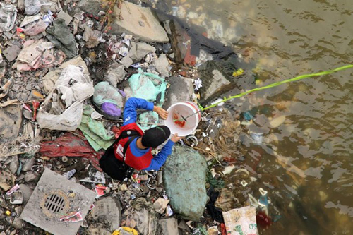 Thay vì việc tự tay phải 'quăng' cá từ trên cầu xuống sông những thành viên trong nhóm tình nguyện thuyết phục người dân bằng việc cho cá vào một chiếc thùng chứa nước, kéo chiếc thùng đựng cá xuống chân cầu và một bạn sẽ ở dưới sẽ trực tiếp thả cá xuống sông.