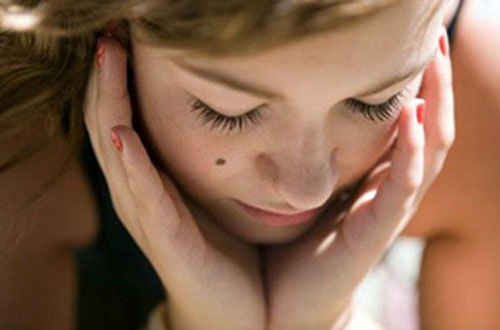 Trong trường hợp này, chuyên gia Bartholomew Bevers khuyên bạn cần đến bác sĩ da liều để tầm soát ung thư da.