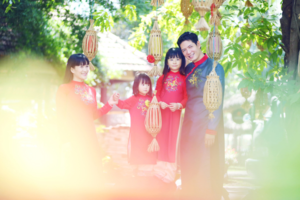 Vợ chồng Bình Minh cùng diện áo dài của NTK Thuận Việt