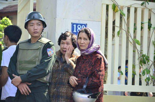 Nhiều người khóc và xin được vào nhà nhìn mặt ông Thanh lần cuối.
