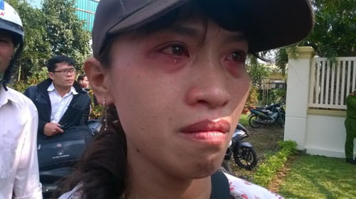 Chị Nguyễn Thị Hồng Phú, 37 tuổi, người dân Phường Hòa Thọ Tây (Cẩm Lệ) lặng lẽ kéo áo lau những giọt nước chảy mắt tràn trên đôi má đen sạm. Chị Phú dẫn theo đứa con trai xuống đây khi hay tin ông Thanh vừa mất.