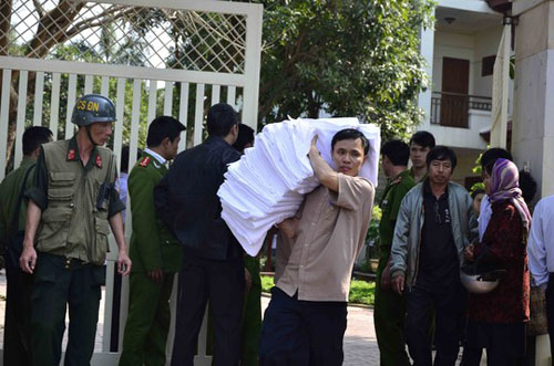 Gia đình chuẩn bị đồ tang lễ ông Thanh.