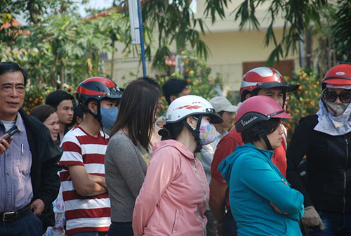 Do chưa có thông tin chính thức về lễ tang nên mọi người không được vào nhà, họ đứng ngoài tường rào nhìn vào.
