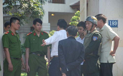 Những người vào bên trong phải được sự cho phép của lực lượng công an.