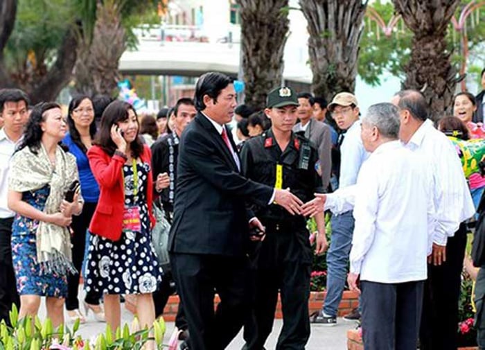 Ông luôn được người dân thành phố chào đón mỗi khi xuất hiện.