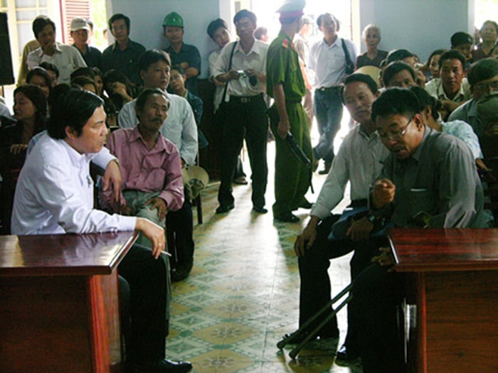 Sẵn sàng ngồi nhiều giờ liền để nghe ý kiến của cử tri thành phố về những cái được và chưa được của Đà Nẵng.