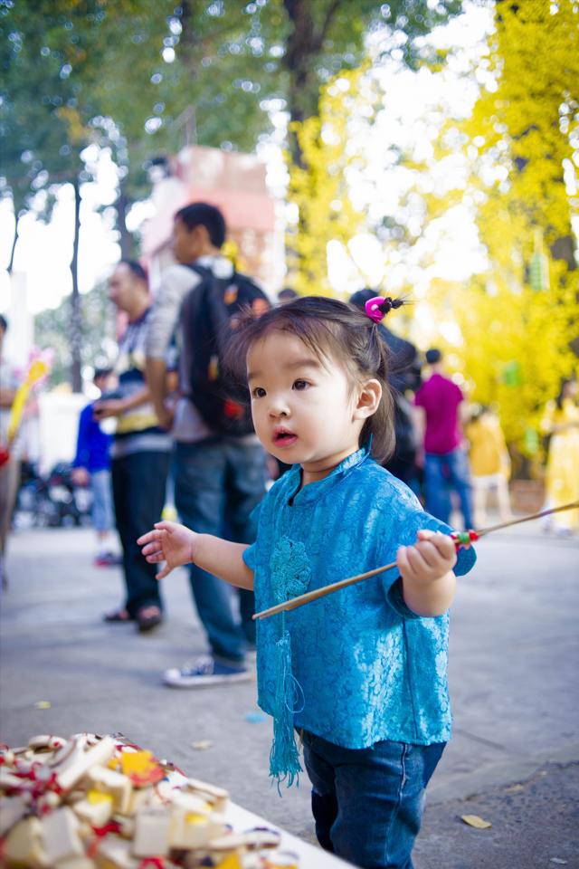 Cô bé tỏ ra khá dạn dĩ trước ống kính.