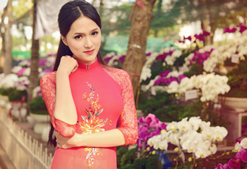 Hương Giang Idol chuyển giới khi còn khá trẻ nên cô dễ dàng có được nhan sắc xinh đẹp, nữ tính.